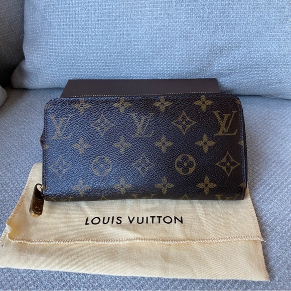 Louis Vuitton Zippy Wallet - Picture 1 of 7